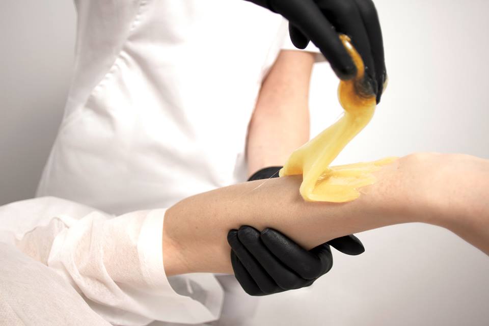 KURZ DEPILACE CUKROVOU PASTOU – naučte se zvládnout depilaci sama doma